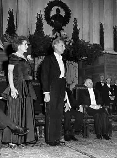 Gerty Cori (left) at the 1947 Nobel Prize ceremony